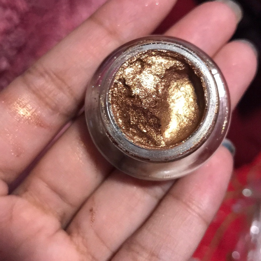 Golden brown  highly pigmented liquid eyeshadow